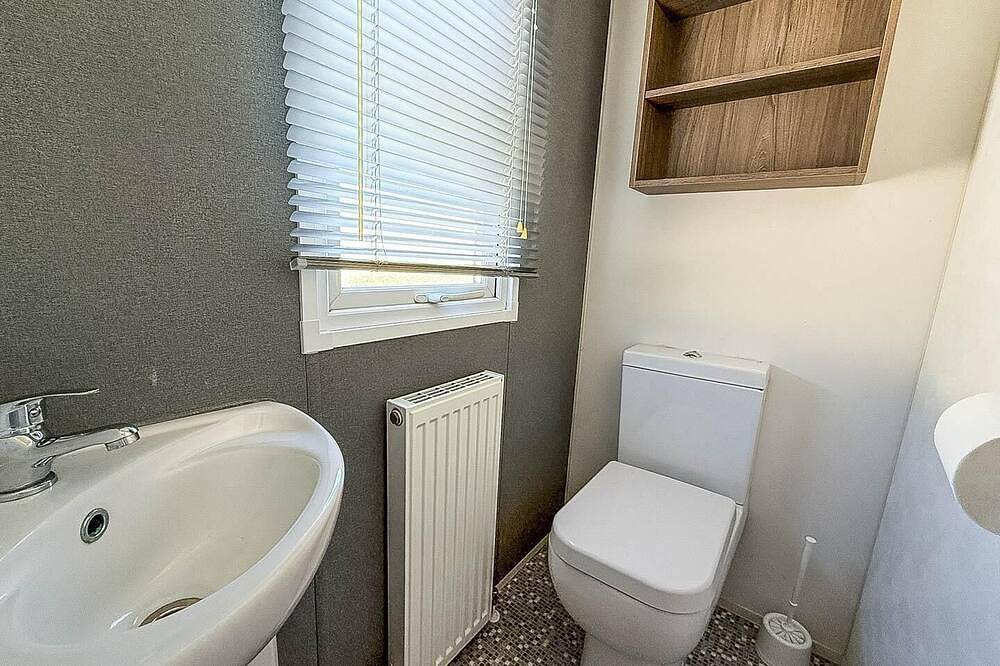 Homely caravan with decking at Manor Park, Hunstanton in Hunstanton, Norfolk Coast