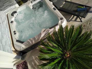 Ferienwohnung für 8 Personen, mit Sauna und Whirlpool sowie Garten und Pool in Keszthely