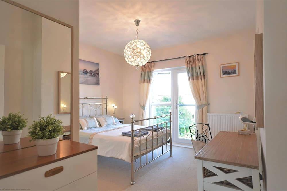 Light, modern townhouse with patio, a minute from beach; child- and pet-friendly in Goring-by-Sea, Worthing