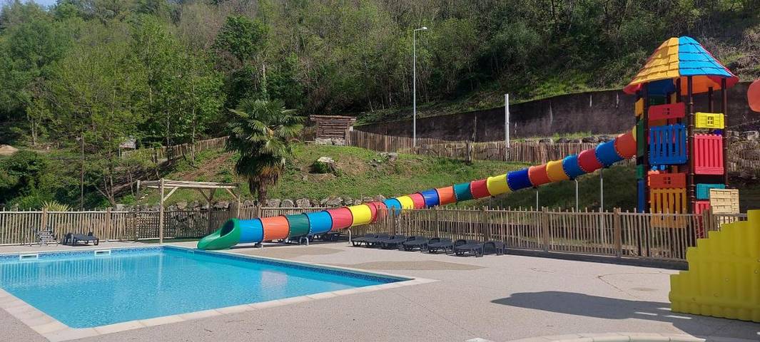 Camping pour 4 personnes, avec Terrasse ainsi que Jardin et Piscine