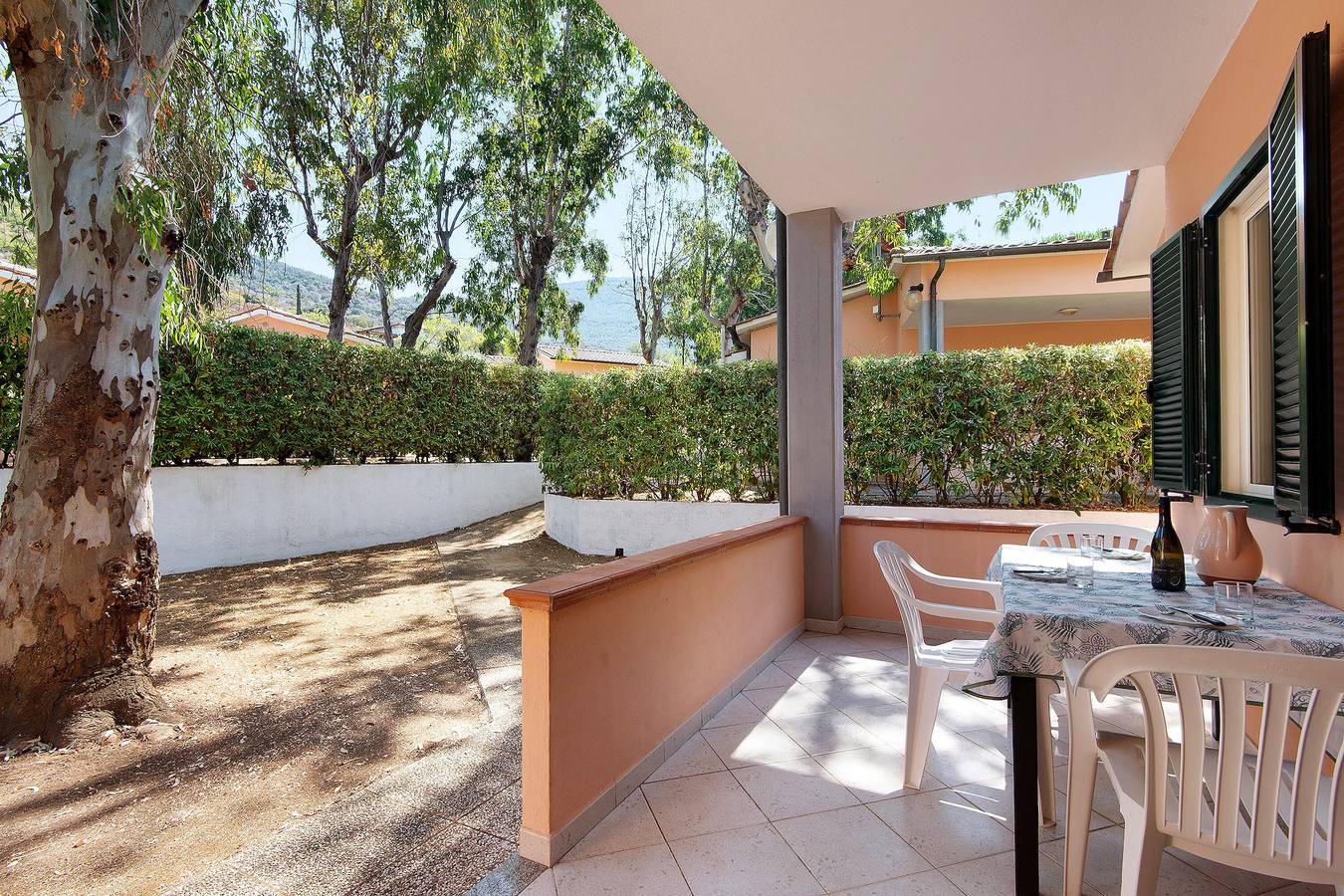 Ganze Wohnung, Zweizimmerapartment mit Veranda & Garten, 100 m zum Meer – Villaggio Sole e Mare in Nisporto, Riotorto