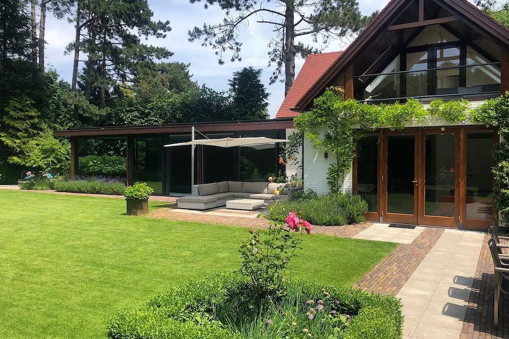 Luxuriöse 450 m² große Ferienvilla mit 15 m Innenpool und Sauna in Niederländische Nordsee