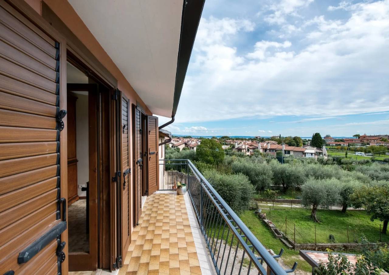 Entire apartment, Apartment 'Solarolo Cristina' with Lake View, Wi-Fi and Air Conditioning in Manerba del Garda, Garda Mountains