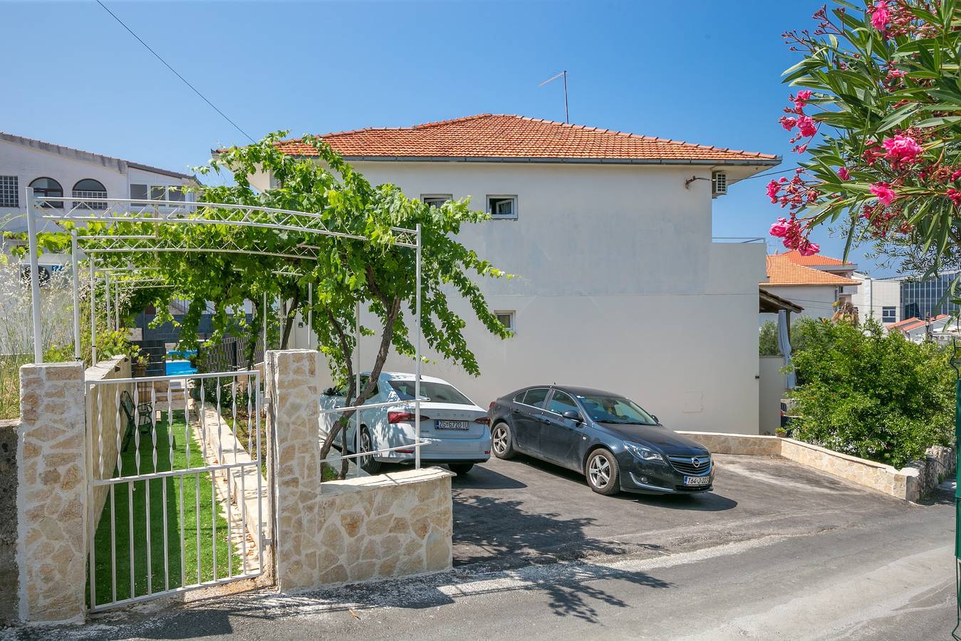 Ganze Wohnung, 4-Zimmer-Ferienwohnung mit Balkon und Meerblick Okrug Gornji, Ciovo A-23007-a in Okrug Gornji, Ciovo