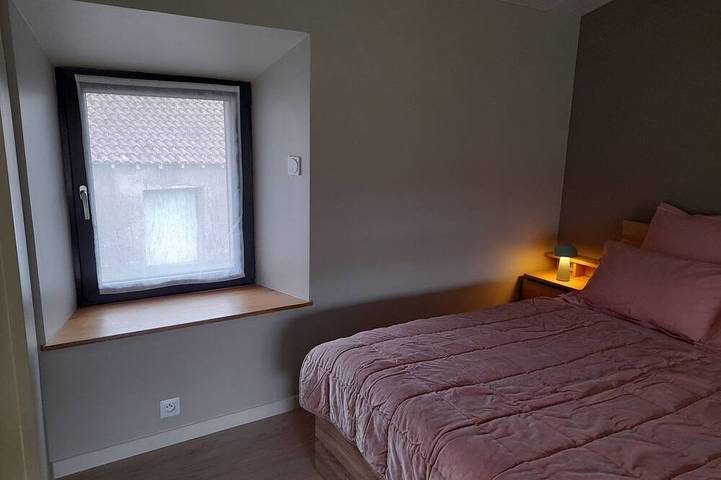 Location de vacances pour 2 personnes, avec terrasse ainsi que jardin et piscine à Tillières - 4