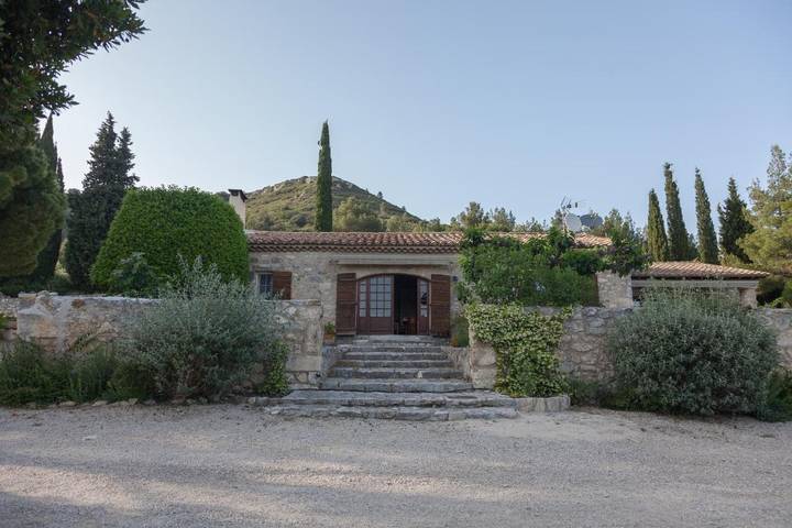 Location de vacances pour 8 personnes, avec terrasse et vue ainsi que piscine et jardin à Les Baux-de-Provence - 3