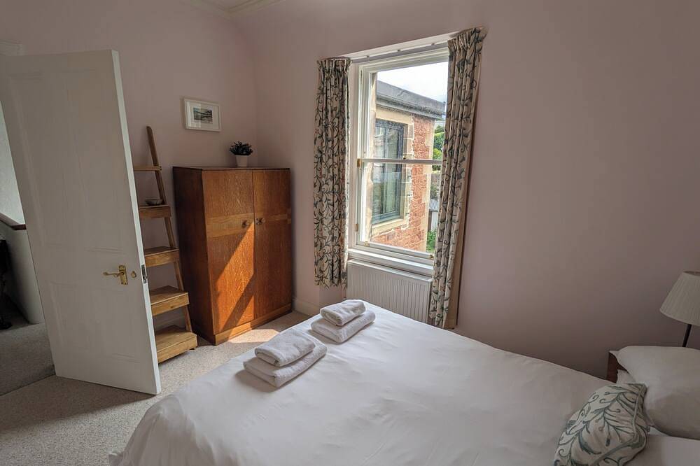 Entire apartment, Central holiday home with pretty, sunny garden, moments from the station, golf course and beach. in North Berwick, Edinburgh and Lothian
