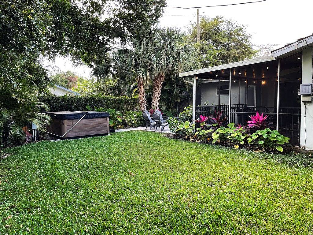 Recently Updated 2/2 Home with Hot Tub, 1 Mile to Beach in Lantana, Palm Beach County