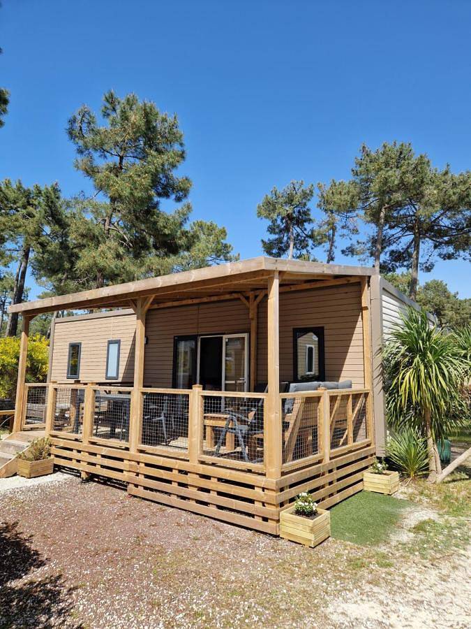 Vakantiehuis voor 6 personen, with Whirlpool and Terras as well as Tuin and Zwembad in Vendays-Montalivet
