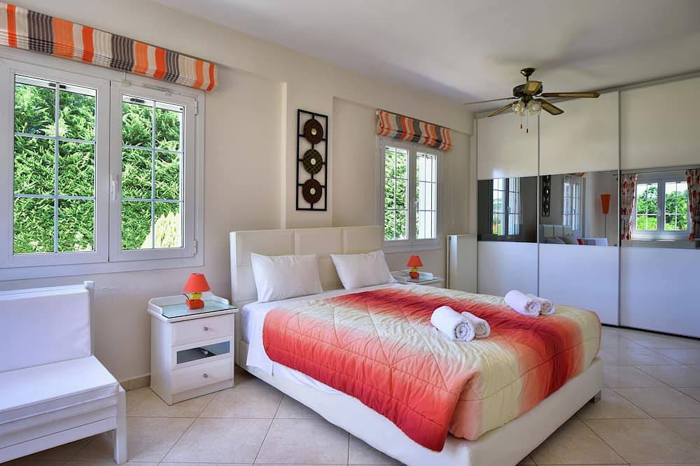 Familienfreundliche Luxusvilla direkt am Strand mit eigenem Tennisplatz, Pool, Whirlpool ... in Roda, Korfu