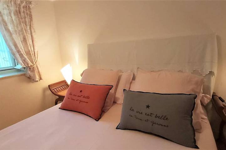 Gîte pour 2 personnes, avec terrasse ainsi que piscine et jardin à Montjoi - 2