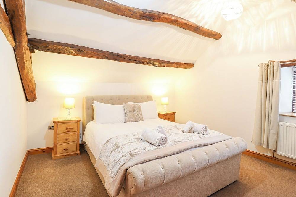 Isallt, pet friendly, character holiday cottage in Llanfair in Snowdonia