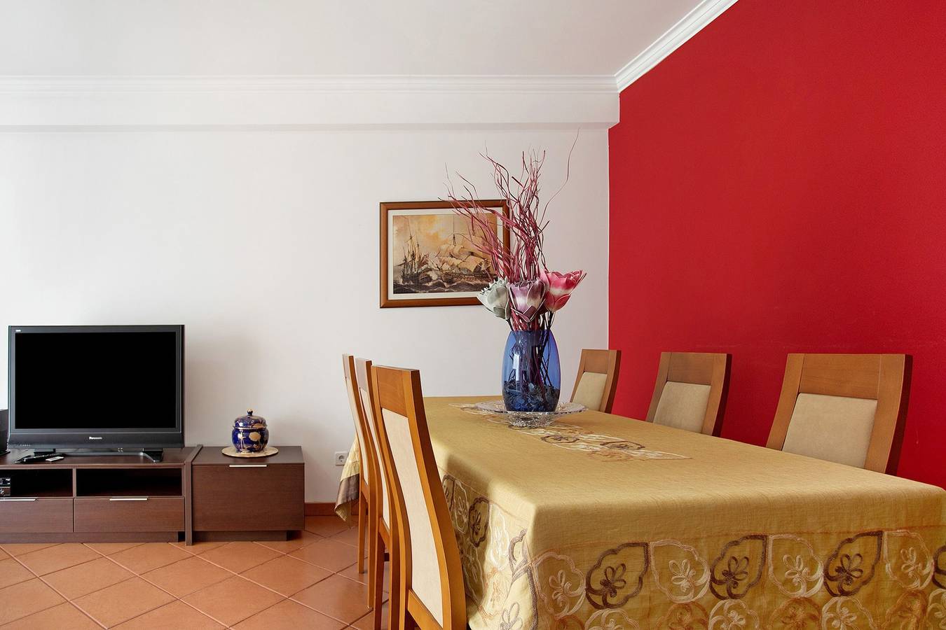 Casa vacanze 'Casa Da Cândida' con vista sulle montagne, terrazza privata e Wi-Fi in Nazaré, Leiria District