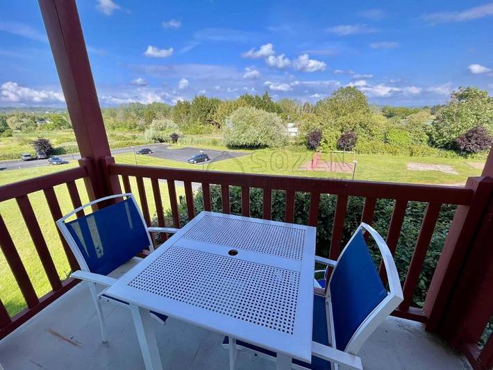 Appartement de vacances pour 5 personnes, avec jardin et bassin pour enfant ainsi que piscine et balcon