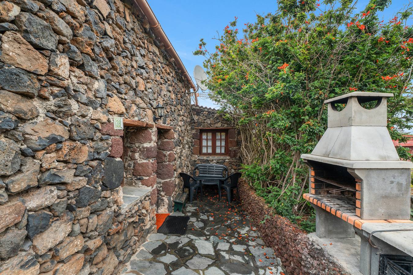 Apartamento entero, Apartamento 'Higuera Morales' con vistas a la montaña y terraza privada in El Mocanal, Valverde