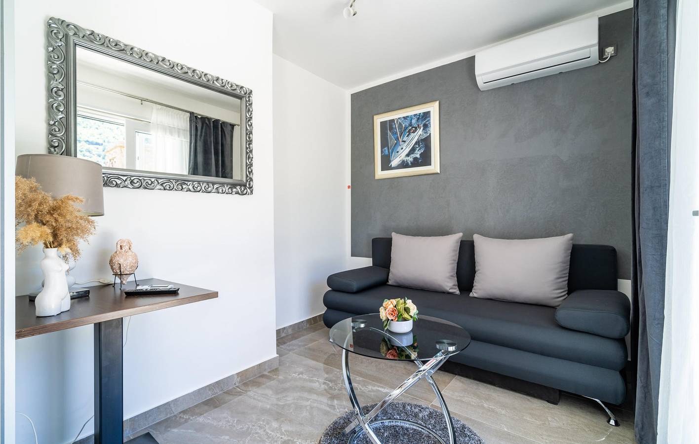 Ganze Ferienwohnung, Charmante Ferienwohnung mit Terrasse, 1 km zur Küste und 2 km zum Stadtzentrum in Mokosica, Dubrovnik-Neretva