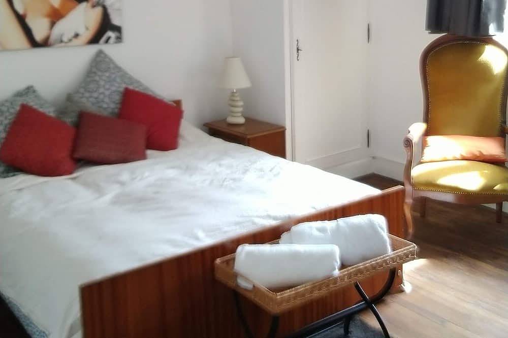 Marguerite Room - 50s decoration<br>, Continental breakfast included in Périgueux, Périgord Blanc