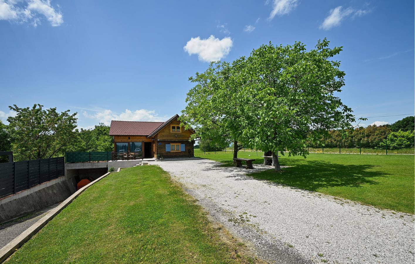 Geräumige 125 m² große Wohnung mit Pool, Terrasse und Grill – kostenloses WLAN und Parkplatz! in Krapina-Zagorje