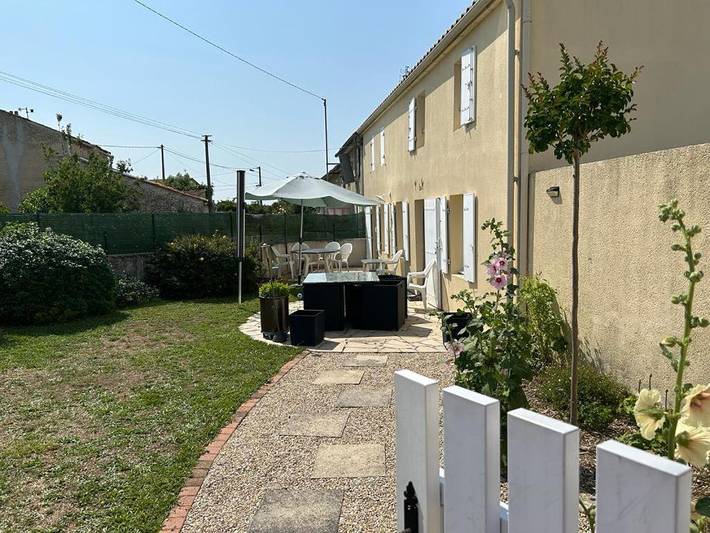 Location de vacances pour 8 personnes, avec Balcon et Terrasse ainsi que Jardin et Vue à Le Thou