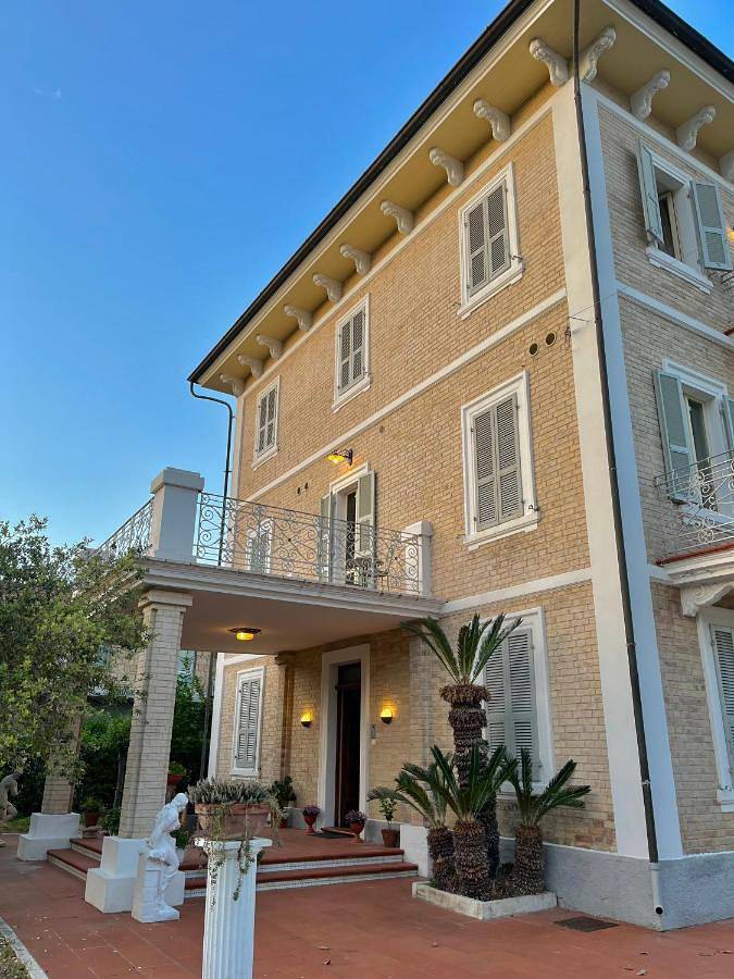 Casa vacanza per 2 persone, con Balcone e Terrazza nonché Giardino e Piscina a Grottammare