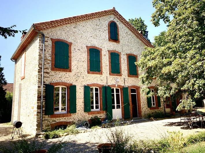 Location de vacances pour 10 personnes, avec Terrasse ainsi que Jardin et Piscine dans Payrin-Augmontel