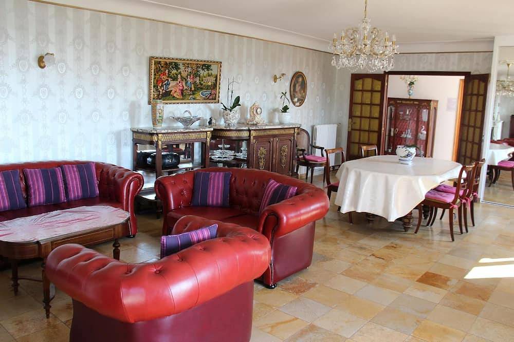 Rocabel\" holiday home with water views in Gattières, Cannes region