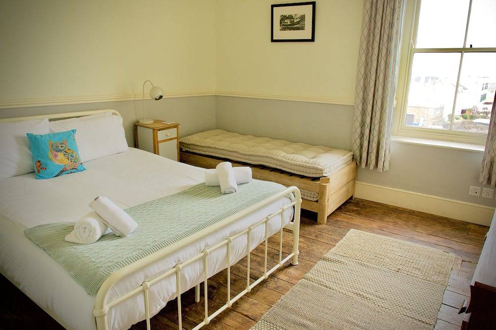 Harbourside 19th Century Cottage. Amazing Sea Views, Terrace and Garage Parking in Ilfracombe, Devon