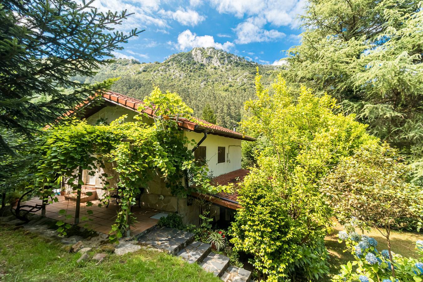 Casa de vacaciones 'Las Rozas' con vistas a la montaña y Wi-Fi in Puente Viesgo, Costa de Cantabria