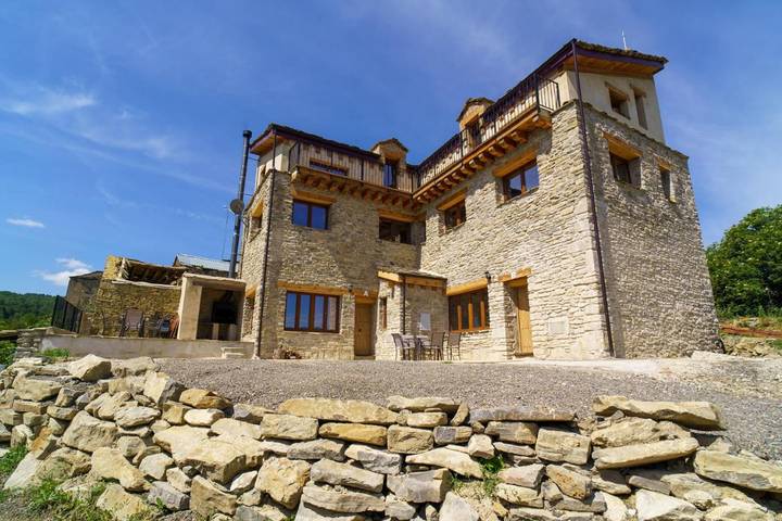 Casa rural para 14 personas, con Balcón y Terraza además de Jardín y Vistas en Provincia de Huesca
