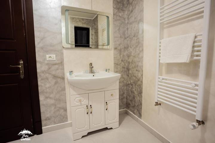 Gîte pour 2 personnes, avec terrasse ainsi que vue et jardin dans Dorna-Arini - 4