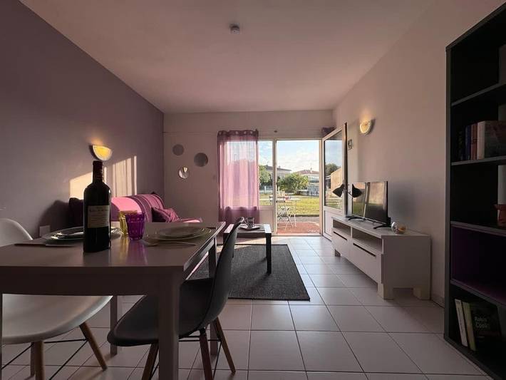 Gîte pour 2 personnes, avec jardin et vue sur le lac, adapté aux familles à Aytré