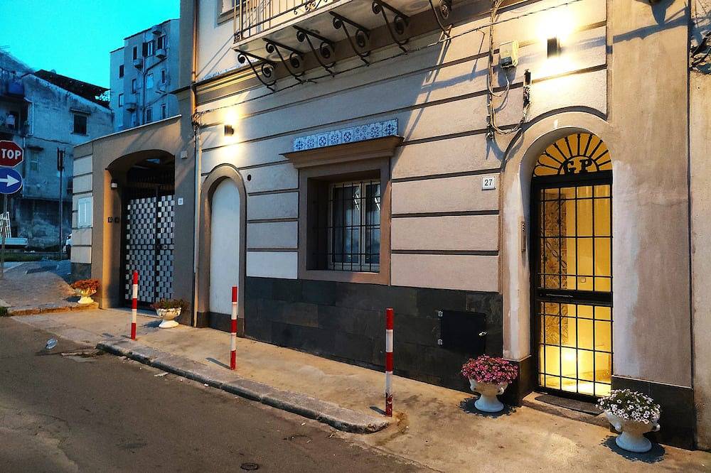 Within Walking Distance of the Hospital Area, University and Old Town | Comfort Relaxation in Palermo, Palermo (província)