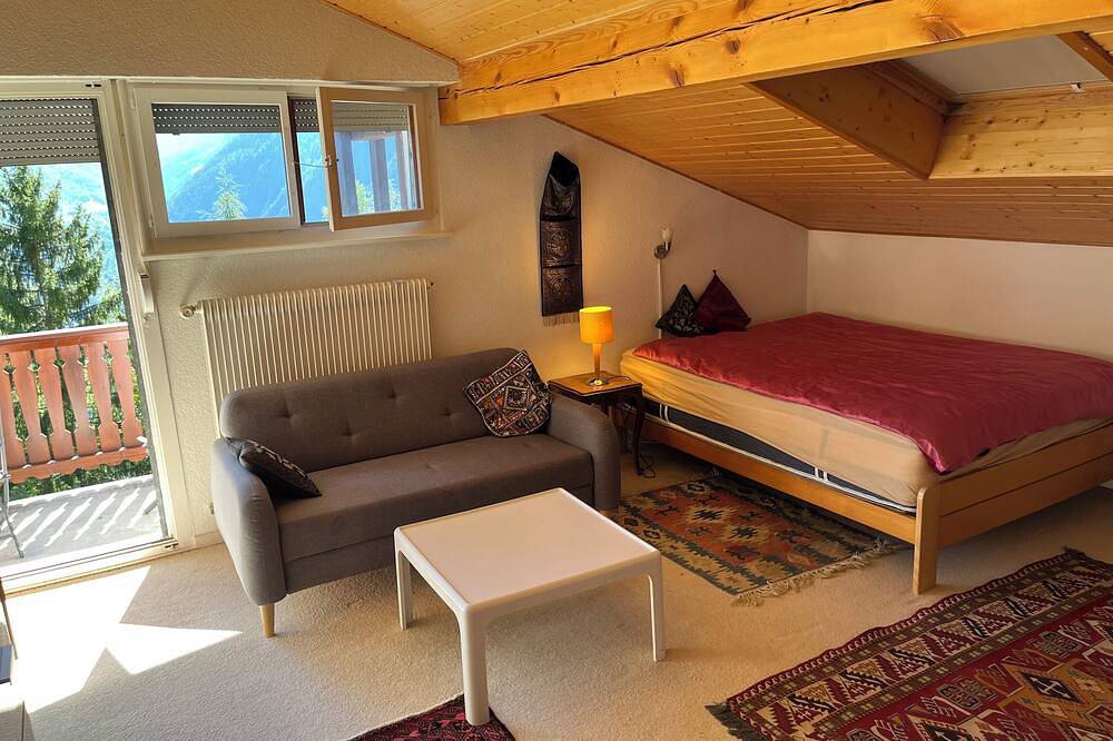 Apartamento entero, Cozy Flat in Mountain Chalet with Panoramic Views in a Serene Setting in Martigny-Combe, Macizo del Mont Blanc