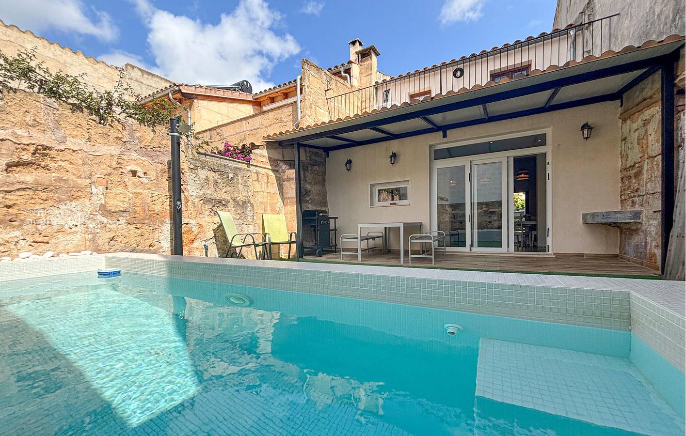 Moderno apartamento de 1 dormitorio con piscina y cocina, a pocos pasos de restaurantes locales. in Petra, Interior de Mallorca