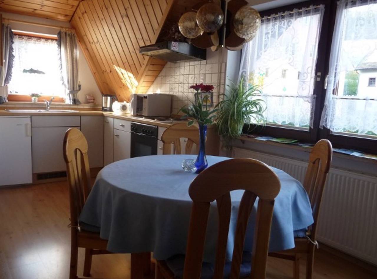 Geheel appartement, Appartement 'Nr 1 Dg' met gedeelde tuin, balkon en Wi-Fi in Vöhrenbach, Central Black Forest