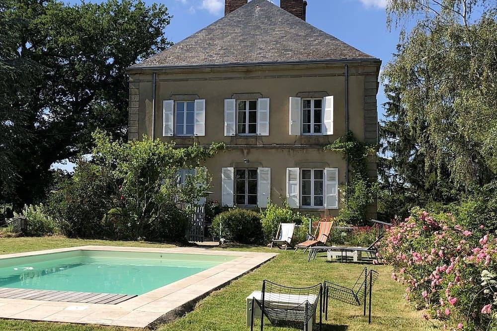 Maison de charme en Bourgogne Sud, pleine campagne,  piscine et vue 360 in Martigny-le-Comte, Région de Charolles