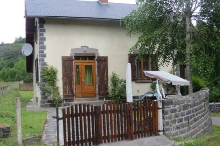 Maison de vacances pour 6 personnes, avec Terrasse et Jardin dans Neussargues en Pinatelle