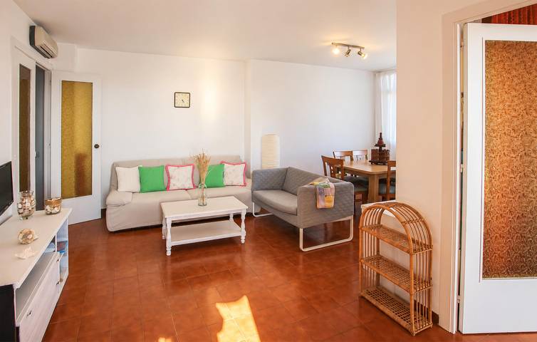 Apartamento vacacional entero, Retiro junto a la playa con piscina y aparcamiento in Cunit, Costa Dorada