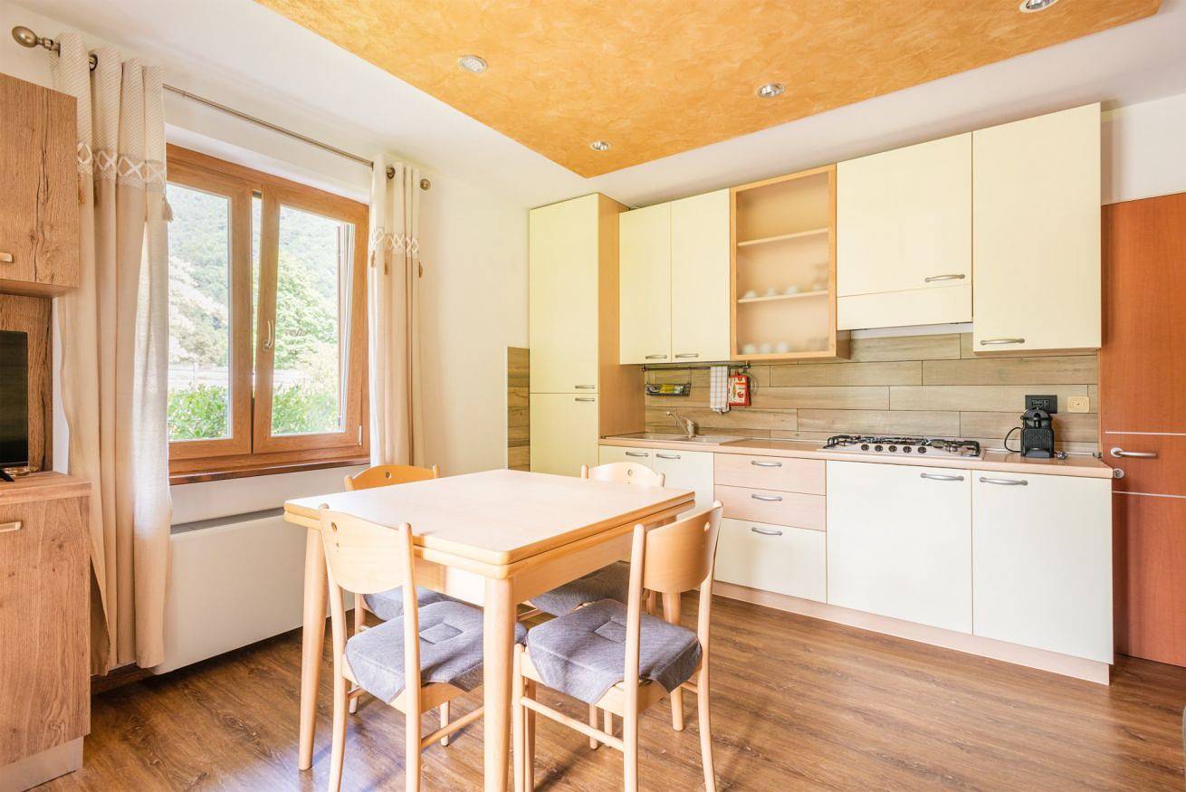 Ganze Wohnung, Casa Lucia Design mit privat Terrasse nur 100 vom Strand in Pieve di Ledro, Ledro