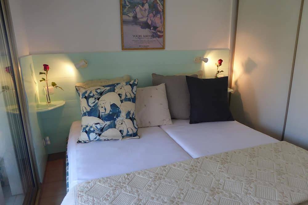 Entire apartment, \"Côté Jardin\" .... absolute calm in the center of Cannes ... with garage in Cannes, Mediterranean Coast (France)