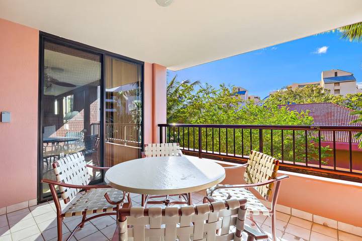 Vacation rental for 4 people, with pool and balcony on Maui