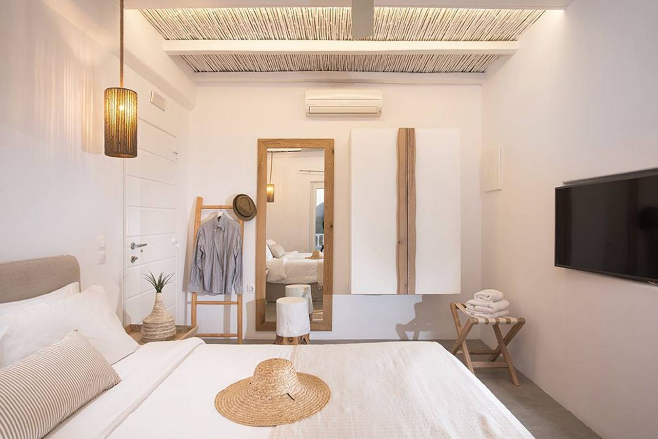 Magnificent Milos Room | Elysia Room | Private Furnished Balcony | Outdoor Dining Area | Prime Location in Pollonia, Milo