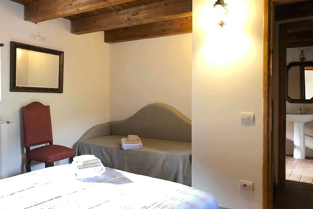 New Tuscan villa for large group, private pool, walk to restaurant in Villa Collemandina, Garfagnana