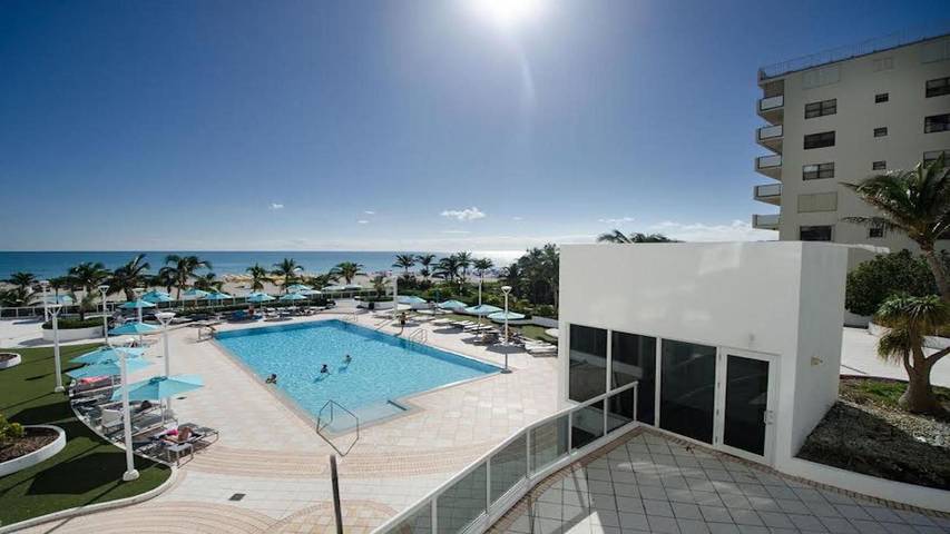 Vacation apartment for 8 people, with ocean view and pool as well as balcony, kid friendly in Miami Beach