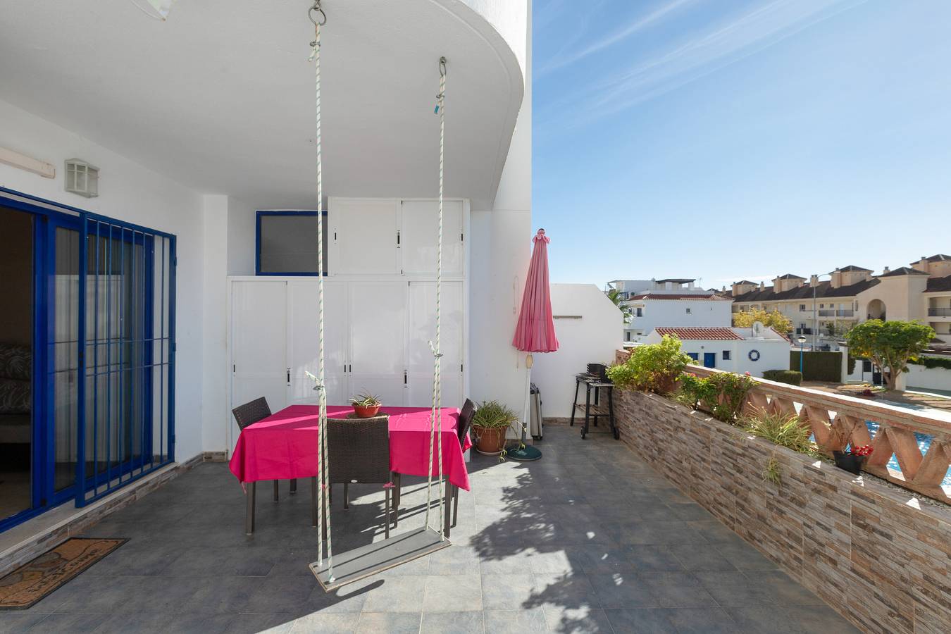 Apartamento entero, Apartamento 'Las Mimosas' con vistas al mar, Wi-Fi y aire acondicionado in Benalmádena, Costa del Sol