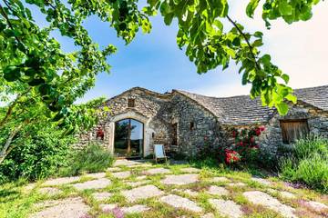 Gîte pour 2 Personnes dans Saint-Pierre-des-Tripiers, Massif central, Photo 1