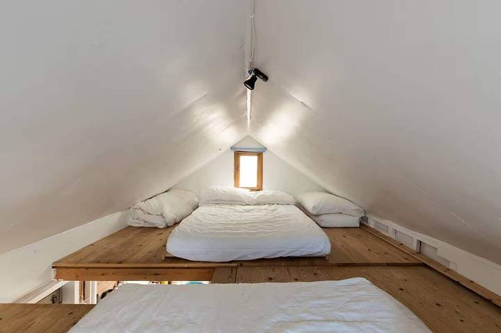 Beachfront Beach Hut with Stunning coastal views in Bournemouth, Südwestengland