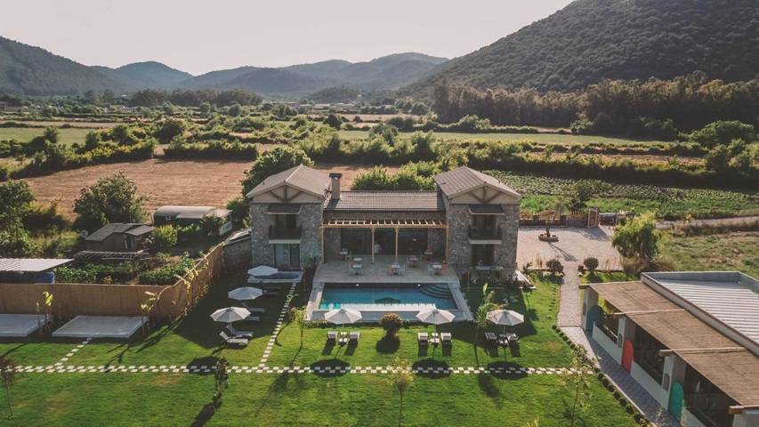Hôtel pour 4 personnes, avec sauna et jacuzzi ainsi que jardin et piscine - 1
