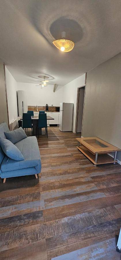 Appartement entier, One-Bedroom Apartment in Parigné-l'Évêque, Sarthe