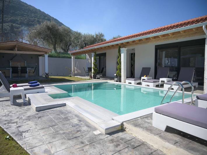 Ferienhaus für 12 Personen, mit Pool und Terrasse, mit Haustier